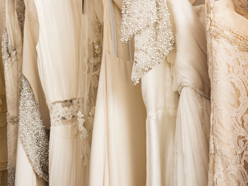 Piume, fiori, dettagli preziosi e non solo: i must per gli abiti da sposa 2019